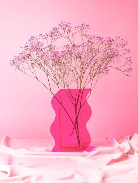 Buquê de flores secas em vaso. Conceito do dia dos namorados. Flores suaves cacho no fundo rosa — Fotografia de Stock