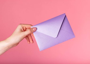 Sevgililer Günü için mor bir zarf, pembe arka planda hediye çekleri.