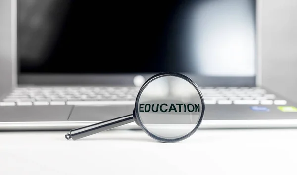 Educación concepto en línea. Lupa y portátil —  Fotos de Stock