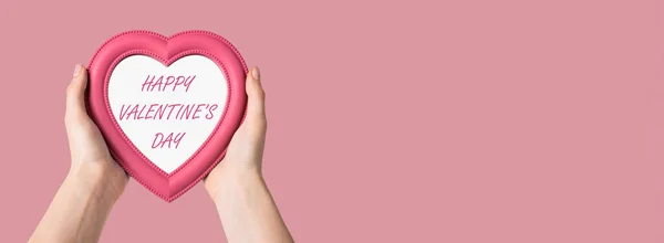 Banner met handen houden hart met Valentijnsdag groet. Plaats voor tekst op roze achtergrond — Stockfoto