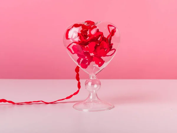 발렌틴 데이 컨셉이야. 핑크 배경에 하트 리본. — 스톡 사진
