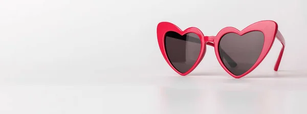 Banner met hartvormige zonnebril. Valentines rode zonnebril op achtergrond met kopieerruimte — Stockfoto