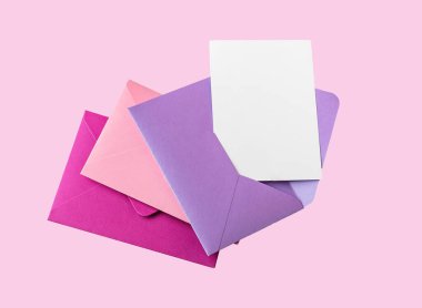 Zarfın içinde boş bir tebrik kartı modeli. Sevgililer Günü konsepti. Pembe arkaplanda zarflar 