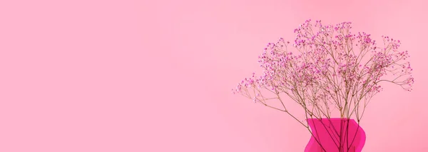 Flores doces cor-de-rosa em vaso no banner do anúncio com espaço de cópia para texto — Fotografia de Stock