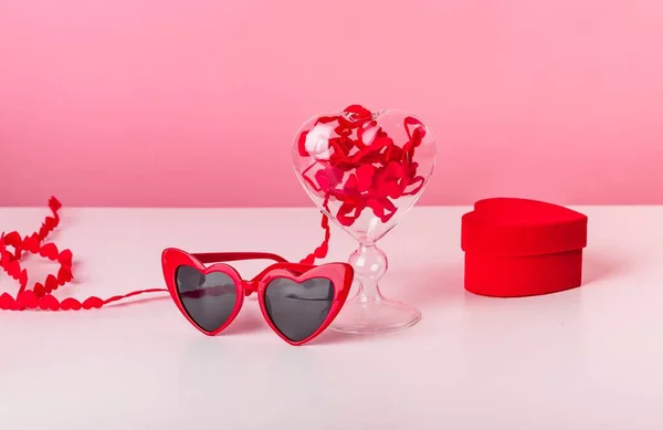 Valentijnsdag concept. Hartlint en rode glazen, doos met verlovingsringen — Stockfoto