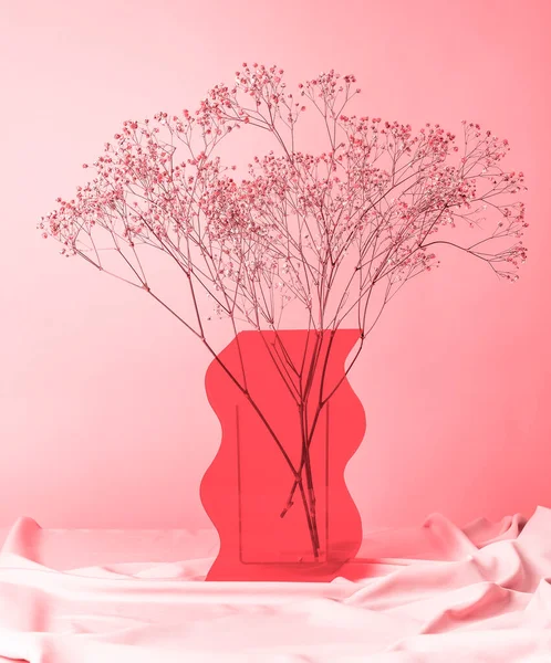Foto monocromática de flores secas da primavera em vaso na toalha de mesa — Fotografia de Stock