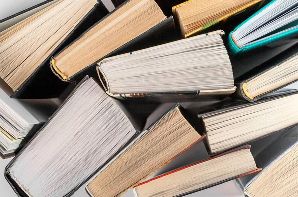 Könyvkupac. Oktatás és irodalom olvasási koncepció. Szótárak, regények, enciklopédiák. — Stock Fotó