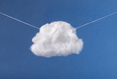 Mavi gökyüzünde iplerle asılı pamuk bulutu. Sürrealizm tarzı 