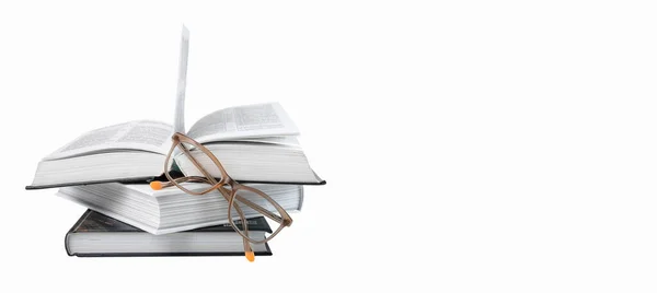 Bannière avec pile de livres et lunettes isolées sur fond blanc. Éducation et lecture concept de passe-temps. Place pour le texte — Photo