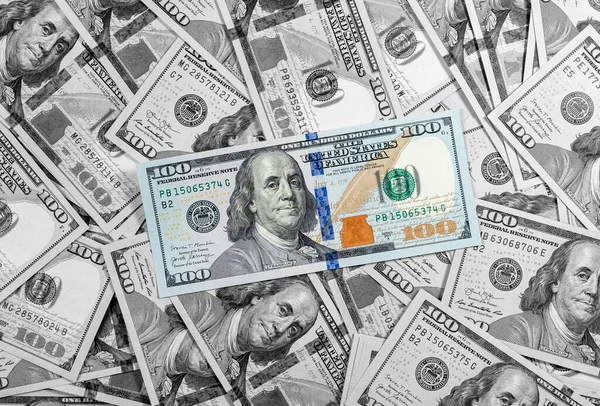 Yüz dolarlık banknotlar. Amerikan banknotlarının üst görüntüsü. Finans ve yatırım kavramı — Stok fotoğraf