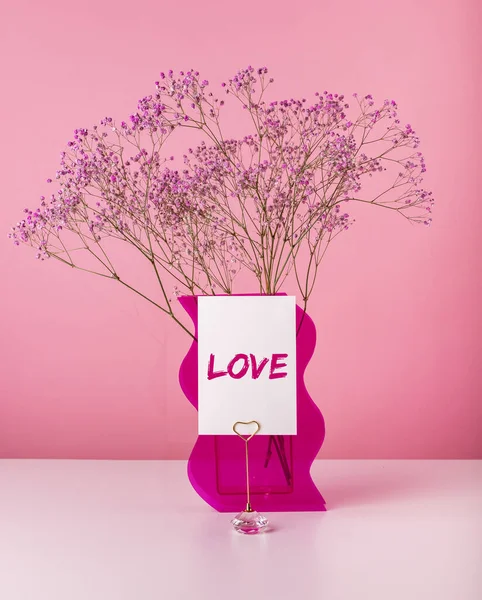 핑크 꽃 다발이 적힌 카드에 사랑의 말 이 있어. 발렌타인 데이 — 스톡 사진