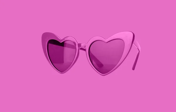 Gafas de sol de corazón rosa brillante. Accesorio de mujer para vacaciones de verano —  Fotos de Stock