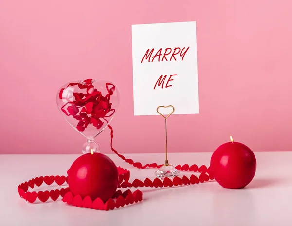 Trouw me tekst op kaart voor huwelijksaanzoek in rode en roze kleuren — Stockfoto