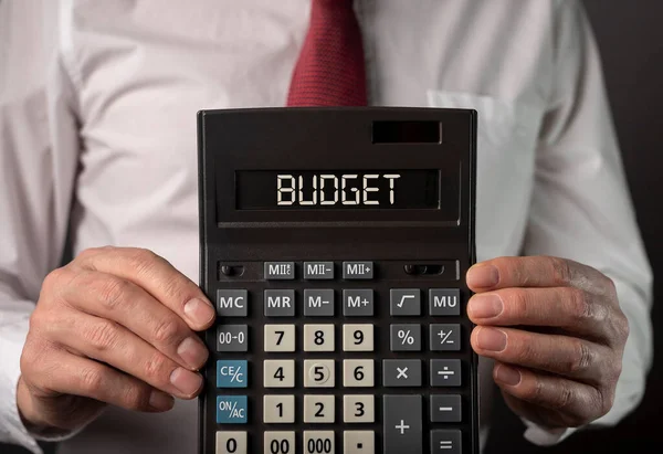 Parola di bilancio sulla calcolatrice con denaro in dollari — Foto Stock