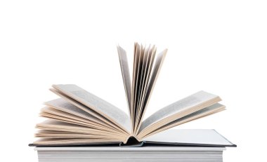 Kitap yığınının üzerinde beyaz arka planda izole bir şekilde uzanan açık kitap. Sayfaları okuyup çeviriyorum. Eğitim ve entelektüel gelişim kavramı 