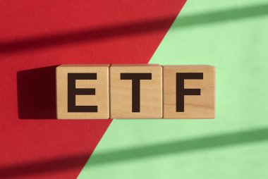 ETF yatırım konsepti. Yeşil ve kırmızı arkaplanda tahta küpleri