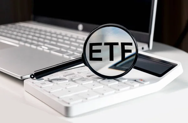 ETF, σύνθετη επένδυση έννοια. Acronym με μεγεθυντικό φακό — Φωτογραφία Αρχείου
