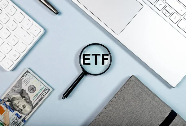 Επενδυτική ιδέα ETF. Συντομογραφία με μεγεθυντικό φακό στο γραφείο — Φωτογραφία Αρχείου