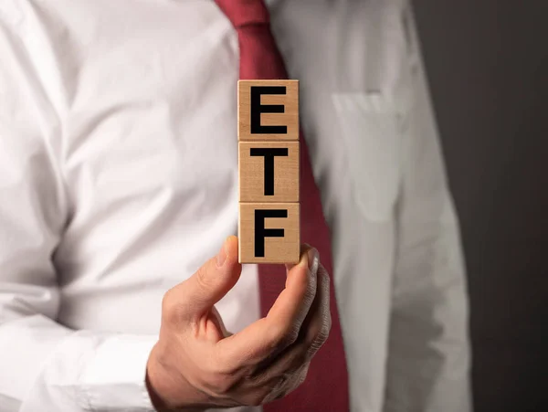 Επενδυτής ETF. Ακρώνυμο σε ξύλο ζάρια στο χέρι των επενδυτών — Φωτογραφία Αρχείου