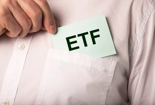 Σχέδιο επενδύσεων ETF. Χαρτί με λέξη στην τσέπη των επενδυτών — Φωτογραφία Αρχείου