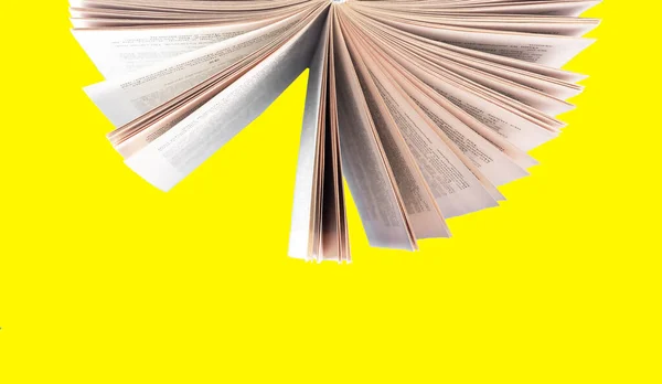Tourner les pages du livre de papier sur fond jaune, photo — Photo