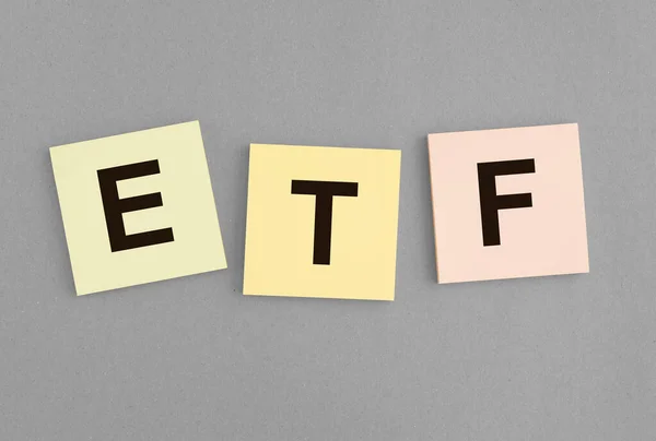 Σχέδιο επενδύσεων ETF. Ακρώνυμο σε χαρτιά σε γκρι — Φωτογραφία Αρχείου