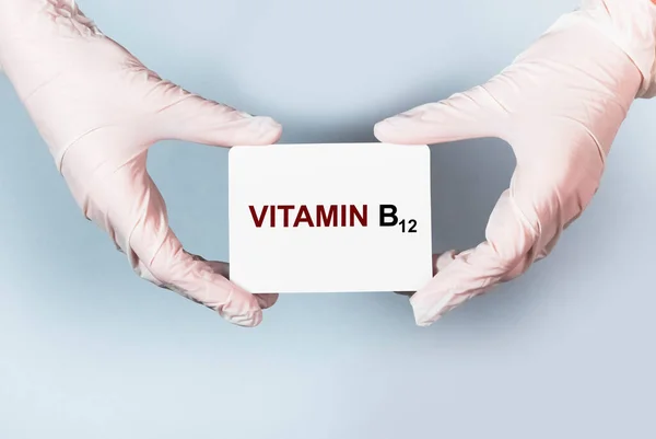 Vitamina B 12 testo su carta. concetto di salute — Foto Stock