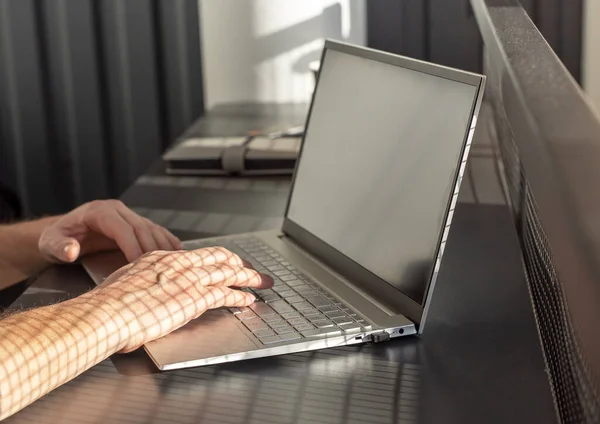 Homem usando laptop para educação, trabalho, comunicação social. Mãos sobre o computador closeup Fotografias De Stock Royalty-Free