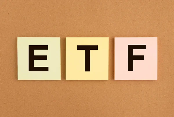 Conceito de investimentos ETF. Abreviatura em papéis sobre artesanato Imagem De Stock