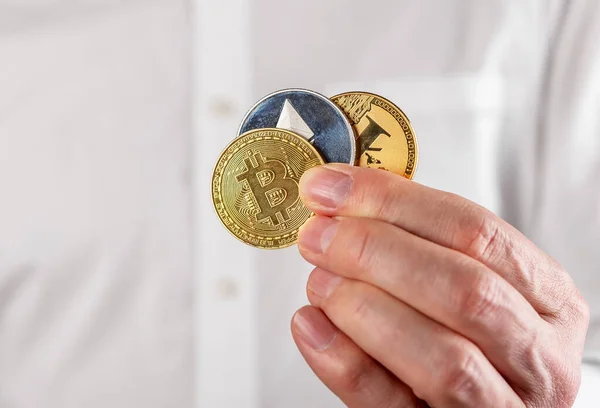 Affärsman hand närbild innehav bitcoin, eterisk, litecoin. Cryptocurrency, nytt koncept för virtuella pengar — Stockfoto