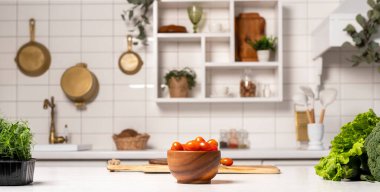 Modern Scandi mutfak arka planında sebzeler. Bezelye, brokoli, marul, domates. Yemek hazırlıyorum. Sağlıklı gıda konsepti. 