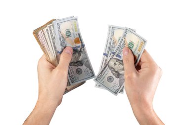 Beyaz arka planda izole edilmiş Amerikan paralarını sayan eller. Finansal tasarruflar, maaş ödemeleri. Amerikan dolarları.