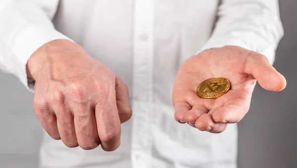 Biznesmen z bliska trzyma bitcoiny. Skup się na monecie. Manipulacja, handel i transakcja z koncepcją kryptowaluty — Zdjęcie stockowe