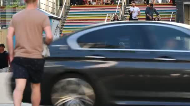 Des foules de gens montent et descendent des escaliers colorés au London Southbank Centre — Video