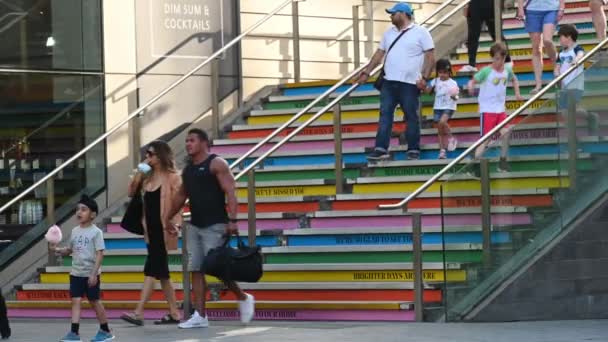 La gente sube y baja escaleras coloridas en London Southbank Centre — Vídeo de stock