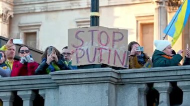 LONDON - 27 Şubat 2022 Ukrayna 'daki savaşa karşı protestoda Putin karşıtı tabela ve protestocular