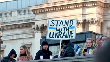 Ukrayna 'daki savaşa karşı yapılan gösteride, 27 Şubat 2022' de protestocular Ukrayna işaretiyle ayakta durdular.
