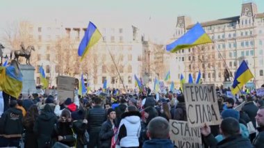 LONDON - 27 Şubat 2022 Ukrayna 'daki savaşa karşı düzenlenen gösteride binlerce protestocu