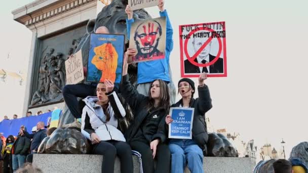 Протестующие держат антипутинские плакаты и поют на демонстрации — стоковое видео