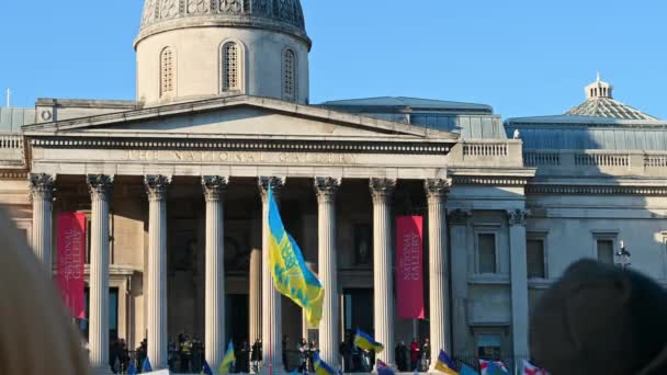 Londra Febbraio 2022 Bandiera Ucraina Soffia Nel Vento Alla Manifestazione — Video Stock