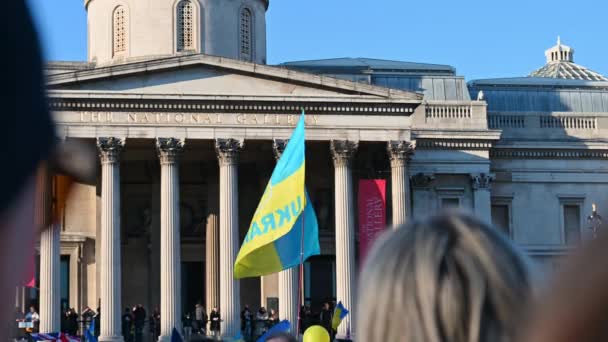 Ukrainska flaggan framför National Gallery — Stockvideo