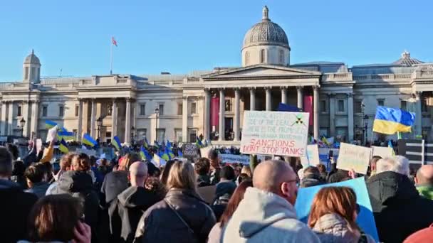 ロンドン 2022年2月27日 国立美術館トラファルガー広場前での反戦デモを唱える抗議者 — ストック動画
