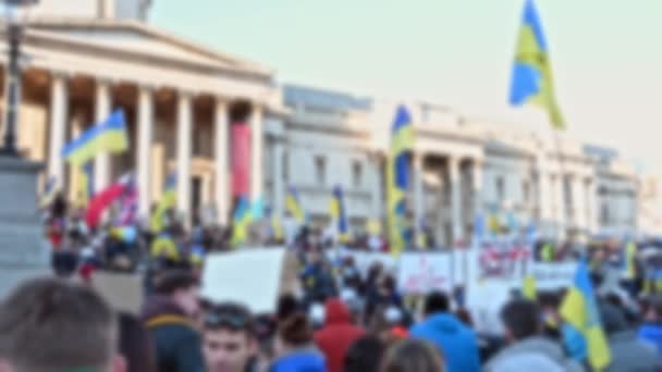 Londýn February 2022 Rozostřené Pozadí Demonstrace Proti Válce Ukrajině — Stock video