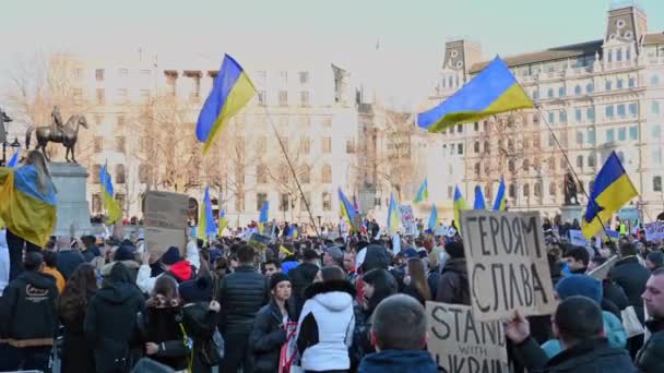 London Ruari 2022 Tusentals Demonstranter Vid Demonstrationen Mot Kriget Ukraina — Stockvideo