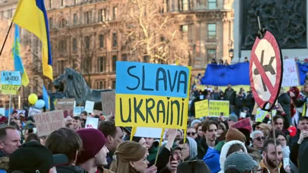 Londres Fevereiro 2022 Manifestantes Cartazes Guerra Ucrânia Manifestação Trafalgar Square — Vídeo de Stock