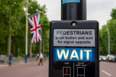 LONDON - 18 Mayıs 2022: Arka planda AVM 'de asılı duran yıldönümü kutlamaları için bir sendika krikosu ile yaya geçidi tabelasına yakın çekim