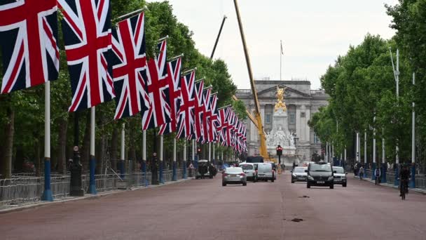2022年5月18日 一排排的欧盟杰克旗悬挂在伦敦广场上的白金汉宫 Buckingham Palace 参加庆祝活动 交通拥挤在路上 — 图库视频影像