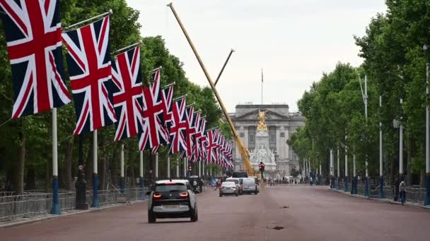 Лондон Мая 2022 Года Ряд Флагов Юнион Джек Висит Вдоль — стоковое видео