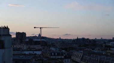 Paris - 6 Haziran 2022: Günbatımının Notre Dame ve Sacr-Cur 'un görülebildiği bir zaman çizelgesi.