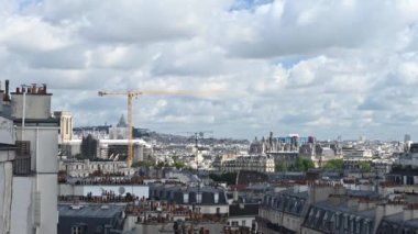 Paris - 6 Haziran 2022: Paris silueti üzerinden geçen güneş saati, Notre Dame, Sacr-Cur ve Centre Pompidou 'nun hepsi görünür.